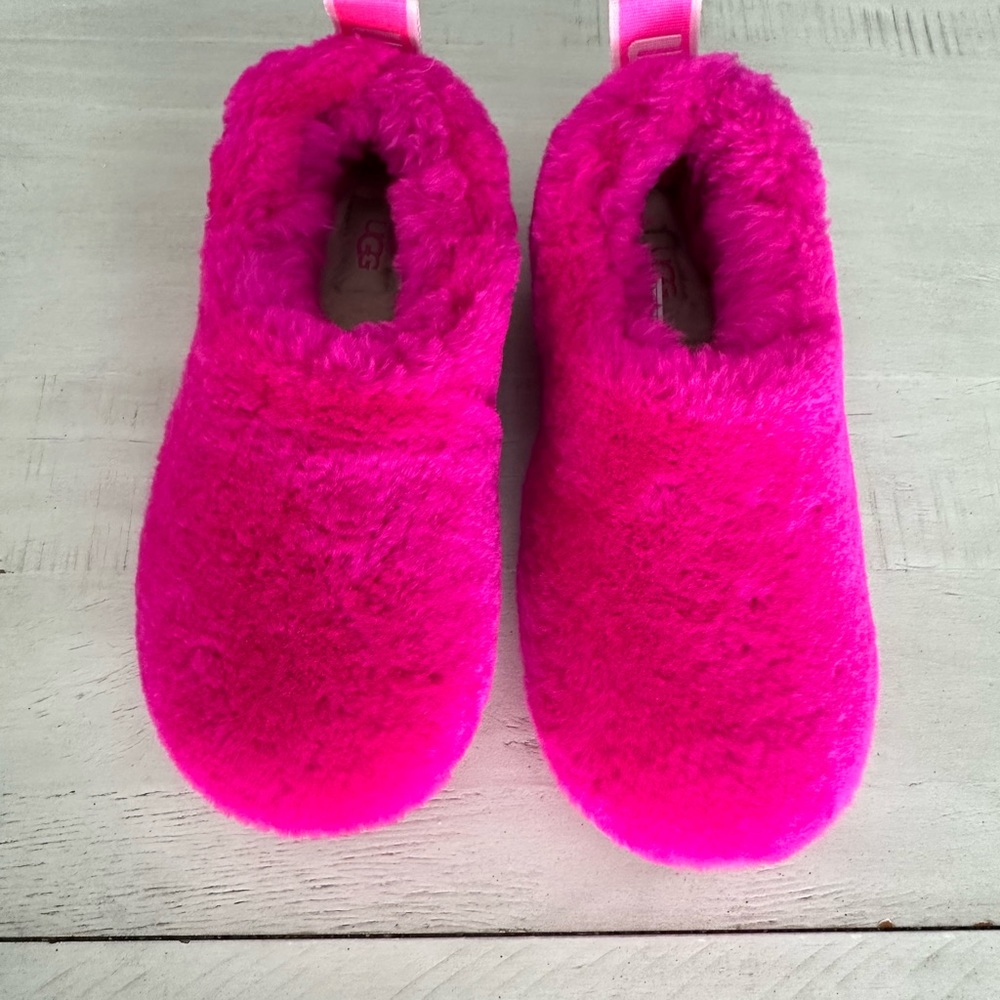 Women’s UGG Classy Cozy Bootie, size 6.
